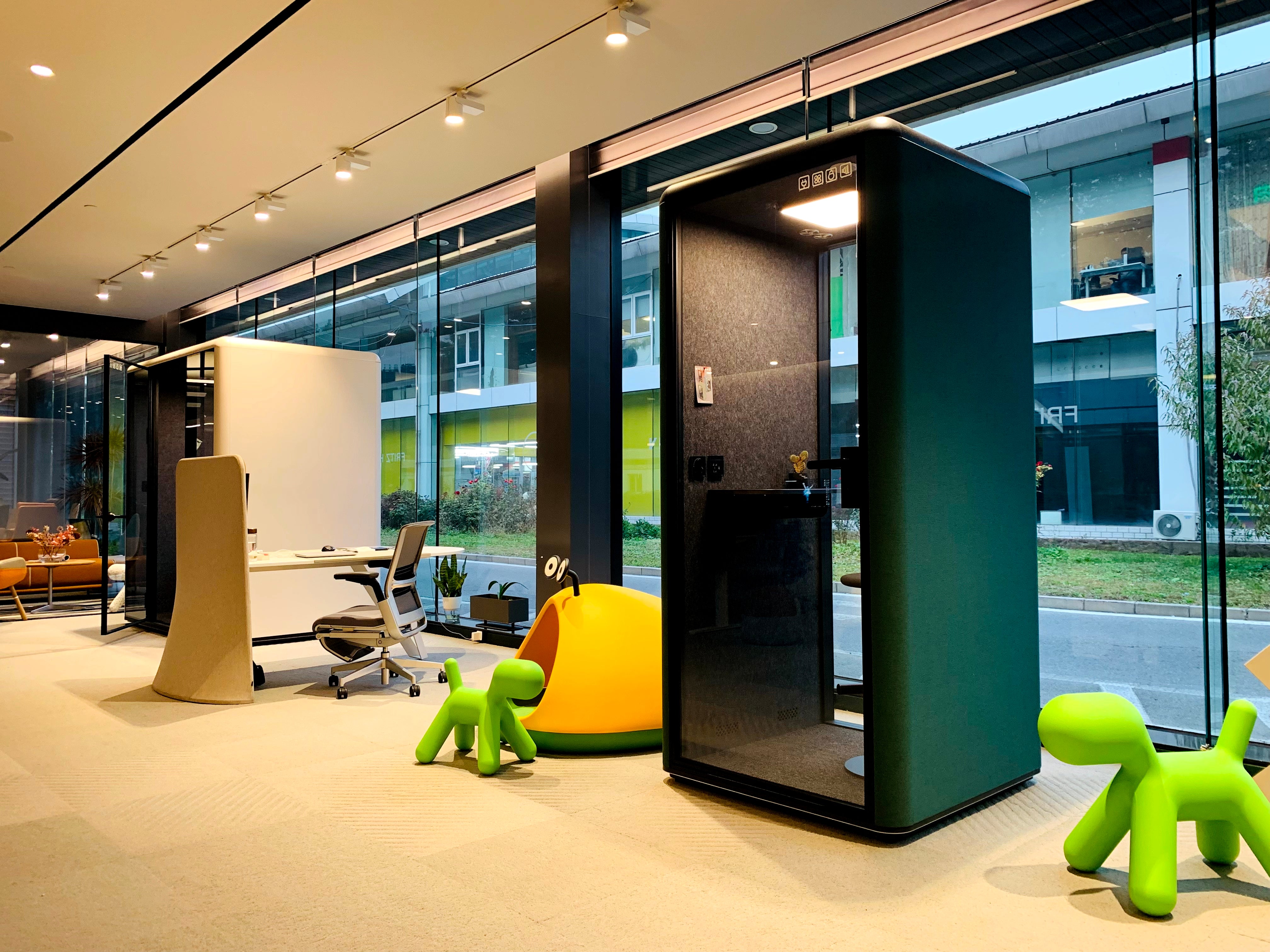 Phone booths in your custom colours: outfit your open space!